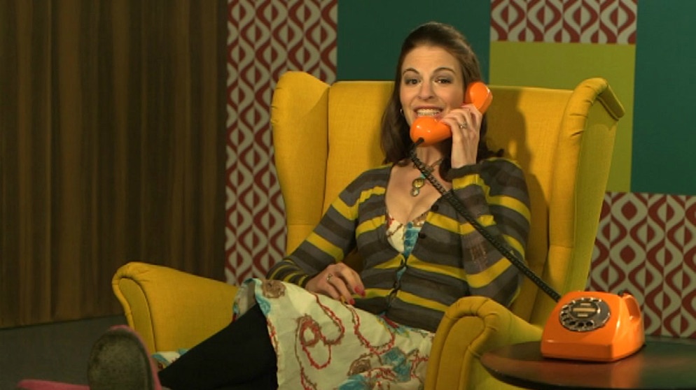 Dana unterhält sich am Telefon | Bild: Bayerischer Rundfunk
