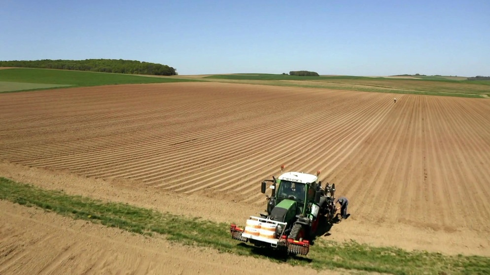 Traktor auf trockenem Feld | Bild: Bayerischer Rundfunk