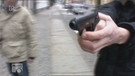 Hände mit Pistole | Bild: Bayerischer Rundfunk