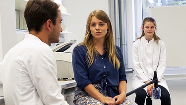 Sabine Pusch mit Medizinstudierenden an der Uni Augsburg | Bild: Bayerischer Rundfunk