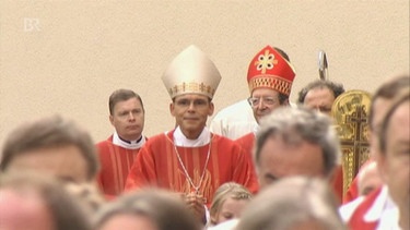 Bischof Tebartz-van Elst mit Geistlichen | Bild: Bayerischer Rundfunk