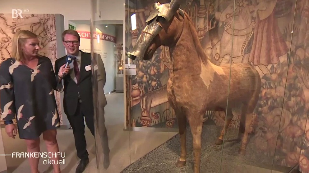 BR-Reporterin Uschi Schmidt wird durchs Museum geführt | Bild: Bayerischer Rundfunk