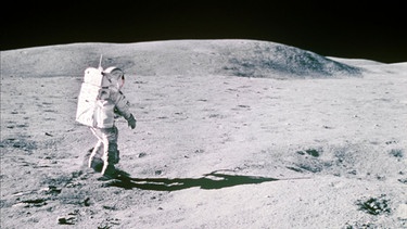 Apollo-Astronaut hüpft über Mondoberfläche | Bild: colourbox.com