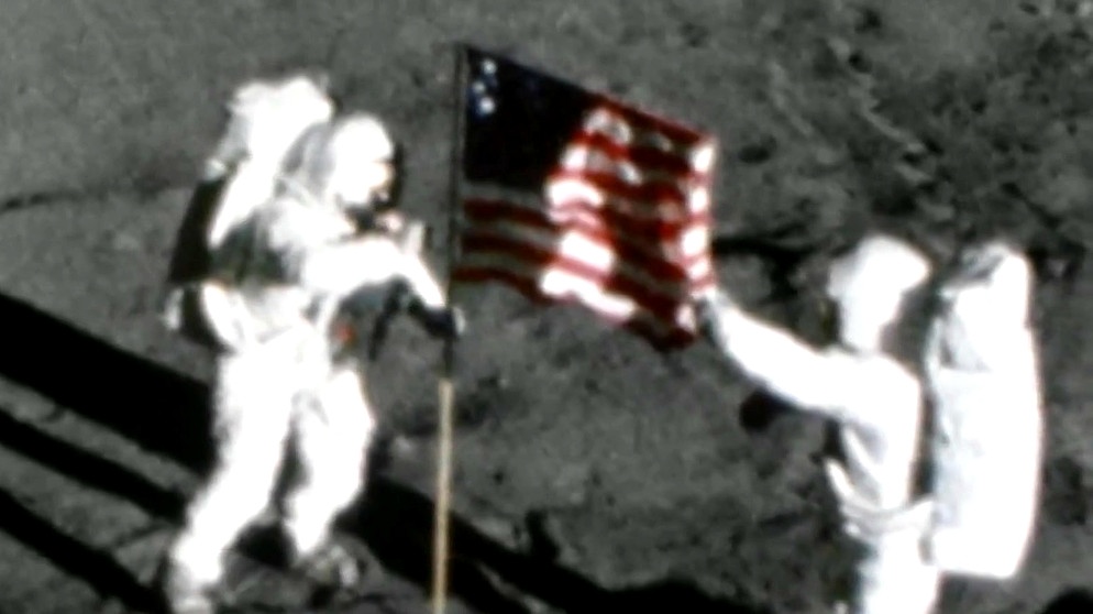 US-Flagge auf dem Mond wird aufgestellt | Bild: NASA