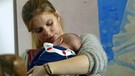 Paula mit ihrem Baby | Bild: Bayerischer Rundfunk