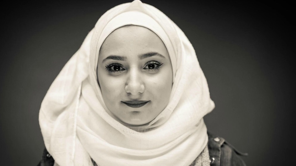 Portrait von Zainab in Schwarzweiß | Bild: Bayerischer Rundfunk