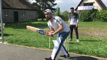 Zafar beim Cricket Spielen | Bild: Bayerischer Rundfunk