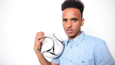 Nasir mit einem Fußball | Bild: Bayerischer Rundfunk