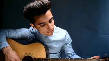 Inayat und seine Gitarre | Bild: Bayerischer Rundfunk