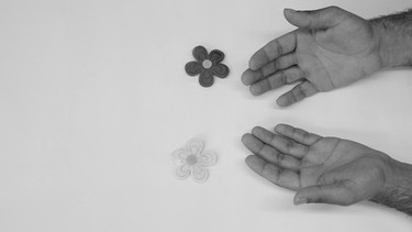 Belals Hände mit zwei Blumen | Bild: Bayerischer Rundfunk