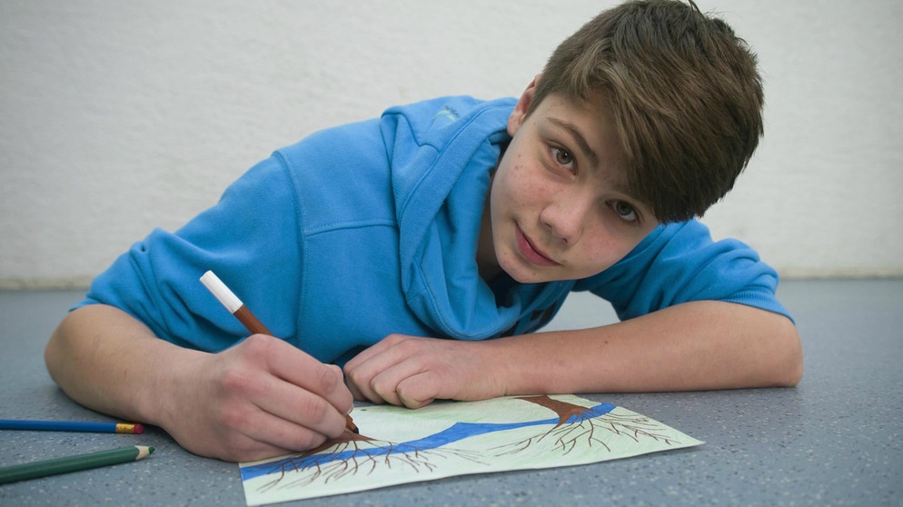 Andrei zeichnet eine Landschaft | Bild: Bayerischer Rundfunk