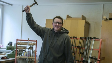 Matthias mit einem Hammer | Bild: Bayerischer Rundfunk