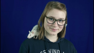 Anna Maria mit einer Ratte auf der Schulter | Bild: Bayerischer Rundfunk