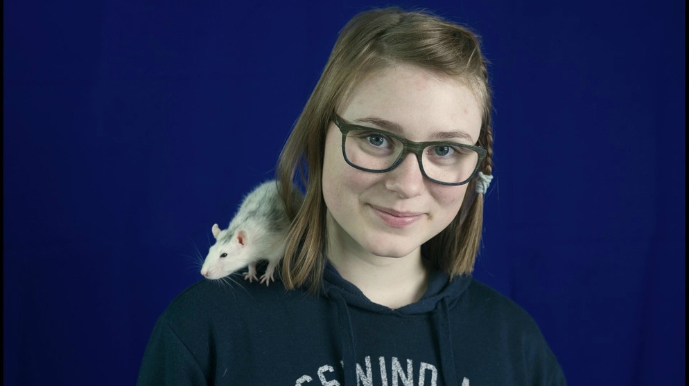 Anna Maria mit einer Ratte auf der Schulter | Bild: Bayerischer Rundfunk