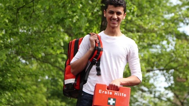 Junge mit Erste-Hilfe Koffer in der Hand | Bild: Bayerischer Rundfunk