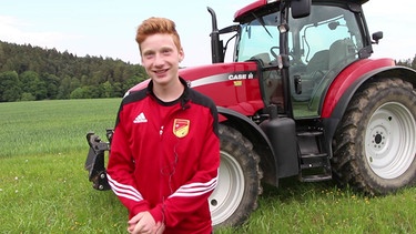 Simon vor seinem Traktor | Bild: Bayerischer Rundfunk