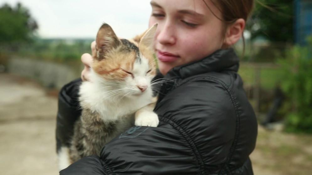 Nadja mit ihrer Katze | Bild: Bayerischer Rundfunk