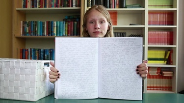 Melissa mit einem ihrer geschriebenen Texten | Bild: Bayerischer Rundfunk