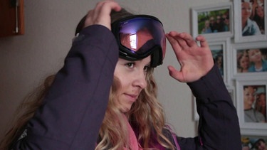 Lillith zieht ihre Skibrille auf | Bild: Bayerischer Rundfunk