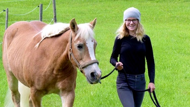 Carina mit Pferd | Bild: Bayerischer Rundfunk