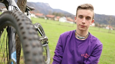 Justin neben seinem Rad | Bild: Bayerischer Rundfunk