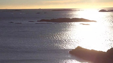 Blick auf das Meer im Sonnenlicht mit kleinen Felseninseln | Bild: BR Fernsehen