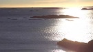 Blick auf das Meer im Sonnenlicht mit kleinen Felseninseln | Bild: BR Fernsehen