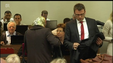 Enver Simseks Witwe (mit dem Rücken zur Kamera) betritt den Gerichtssaal | Bild: Bayerischer Rundfunk