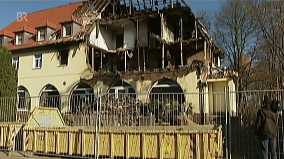 Das Haus in der Frühlingsstraße in Zwickau, das durch den Brandanschlag stark beschädigt wurde | Bild: Bayerischer Rundfunk