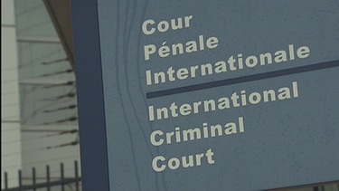 Ein Schild vor dem Internationalen Strafgerichtshof in Den Haag | Bild: Bayerischer Rundfunk