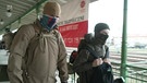 Zwei maskierte Männer an einem Bahnhof | Bild: BR Fernsehen
