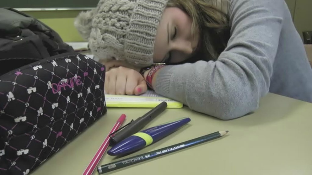 Schülerin schläft auf Tisch | Bild: Bayerischer Rundfunk