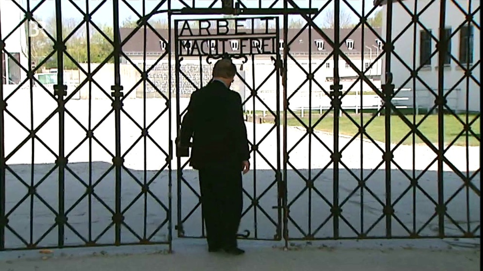 Abba Naor an der Tür der KZ-Gedenkstätte Dachau | Bild: Bayerischer Rundfunk