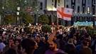 Protest vor dem Parlament in Georgien | Bild: Bayerischer Rundfunk 2024