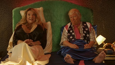 Helmut Schleich als Donald Trump &  Stormy Daniels. | Bild: Bayerischer Rundfunk 2023