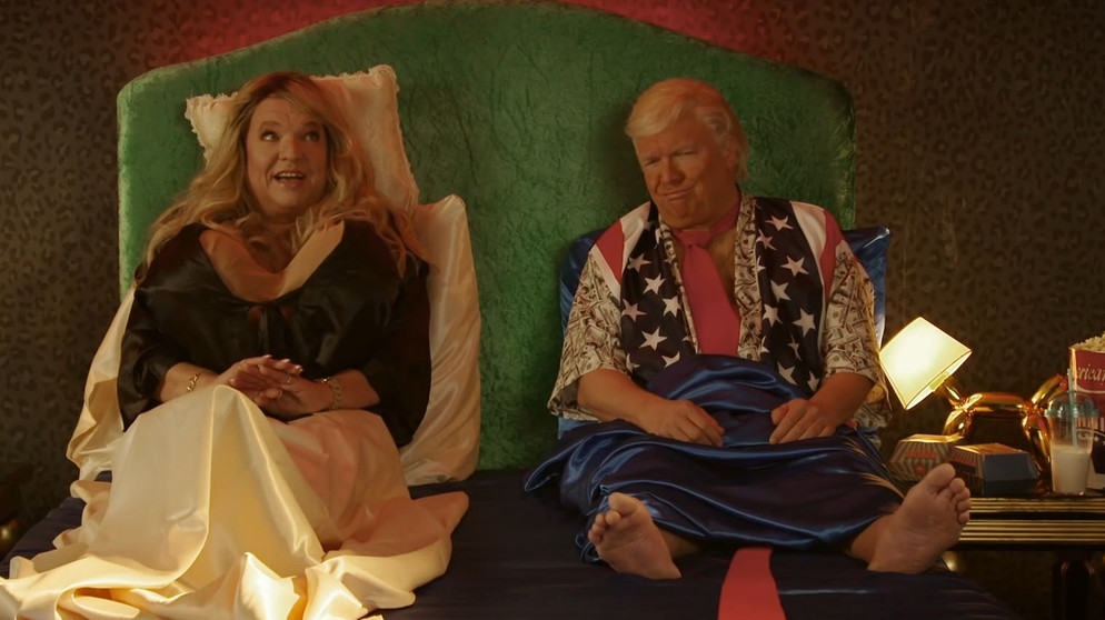 Helmut Schleich als Donald Trump &  Stormy Daniels. | Bild: Bayerischer Rundfunk 2023