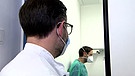 Mediziner mit Schutzmasken | Bild: Bayerischer Rundfunk
