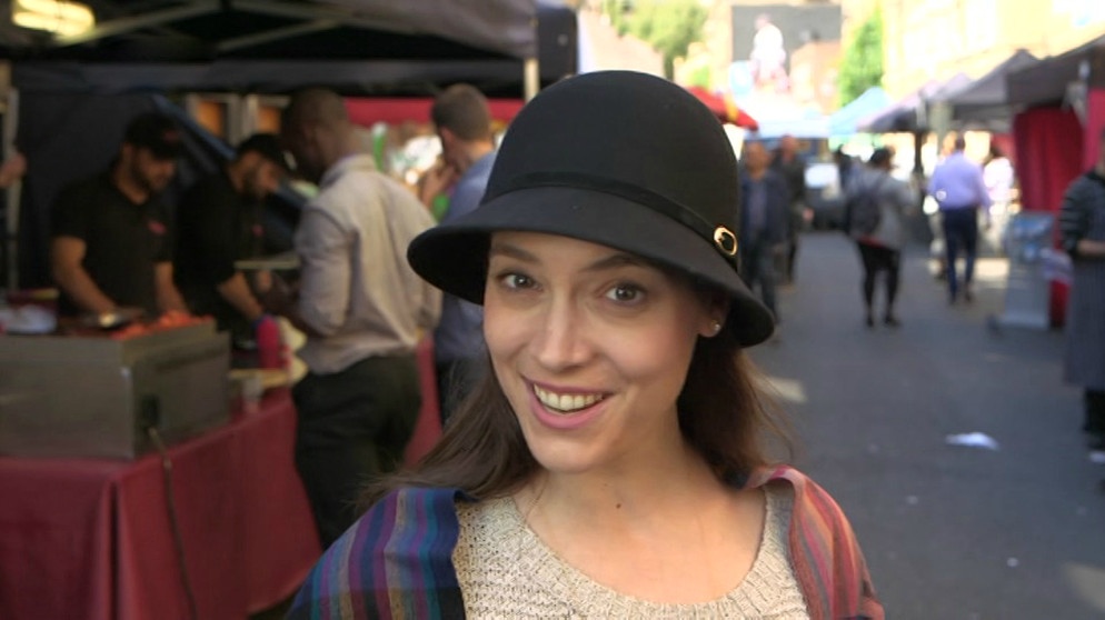 Moderatorin auf einem Markt in London | Bild: Bayerischer Rundfunk