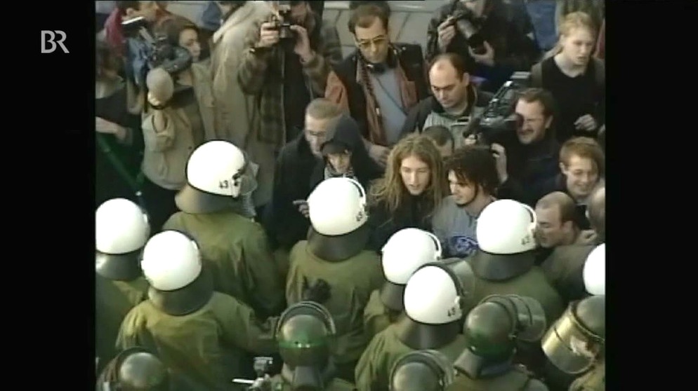 3.2.2002: Auf dem Marienplatz treffen Demonstranten und Polizisten aufeinander. | Bild: Bayerischer Rundfunk