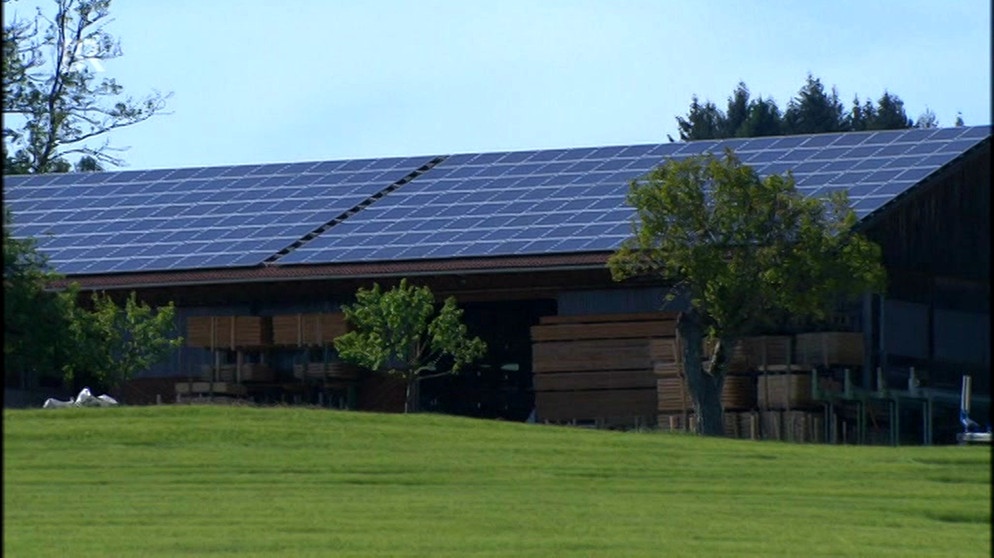 Photovoltaikanlage auf einem Dach | Bild: Bayerischer Rundfunk