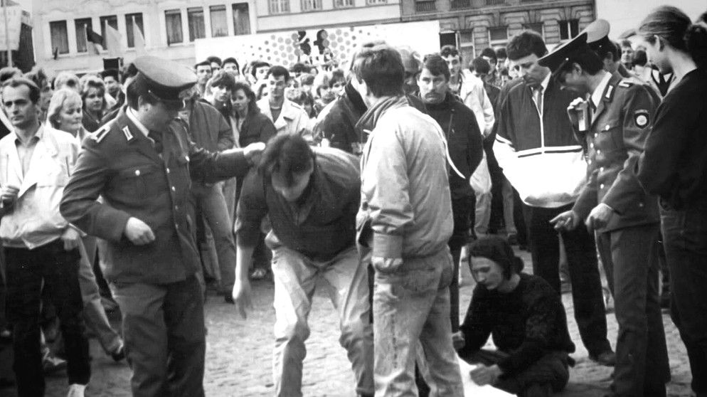 Demonstranten, die im Mai '89 in Leipzig gegen die Wahlfälschung in der DDR protestieren, werden vorläufig festgenommen | Bild: privat