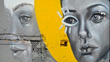 Ein großes Wand-Graffity zeigt zwei Frauengesichter - eines im Profil, eines frontal | Bild: Bayerischer Rundfunk 2022