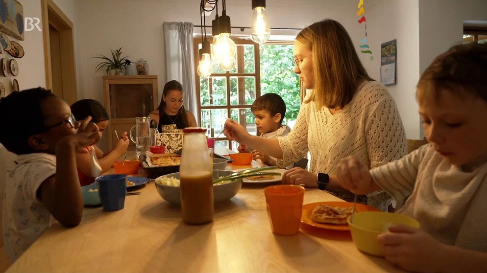 Die Kinder wachsen im Haus Findus wie in einer Familie auf. | Bild: Bayerischer Rundfunk 2023