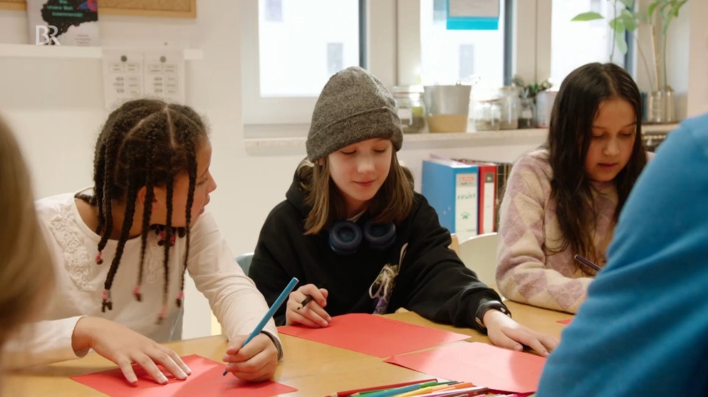 Diese Mädchen sprechen fast perfekt Deutsch dank der Kurse, die Sternstunden fördert. | Bild: Bayerischer Rundfunk 2023