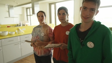 Jenny, Rebecca und Karlo stellen ihre neue Schule vor - hier die schöne Küche. | Bild: Bayerischer Rundfunk 2023