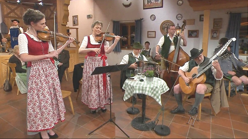 Die Röpfl Geigenmusi beim Trachtler- und Musikantentreffen am Irschenberg | Bild: Bayerischer Rundfunk 2022