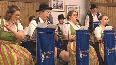 Die Irschenberger Musi beim Trachtler- und Musikantentreffen am Irschenberg | Bild: Bayerischer Rundfunk 2022