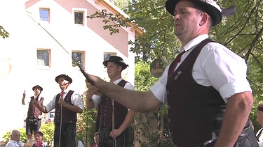 Die Goaßlschnoizer des Trachtenvereins Salzweg beim Trachtler- und Musikantentreffen in Passau. | Bild: Bayerischer Rundfunk