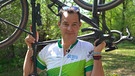 Dominik Pöll mit einem Rad auf der Schulter | Bild: BR Fernsehen