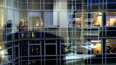 Fenster spiegeln sich Büroräume am Abend | Bild: Bayerischer Rundfunk